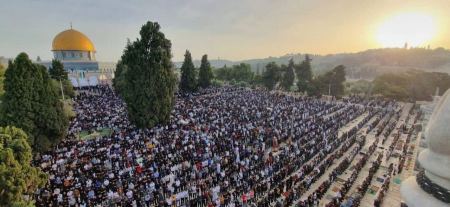 200 ألف مصل يؤدون صلاة عيد الفطر في المسجد الأقصى المبارك